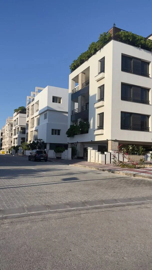 فروش آپارتمان ۸۸ متری خوش‌نقشه در فاز ۷ صدف کیش | ۲ خواب | نوساز | سند تک‌برگ | قیمت مناسب